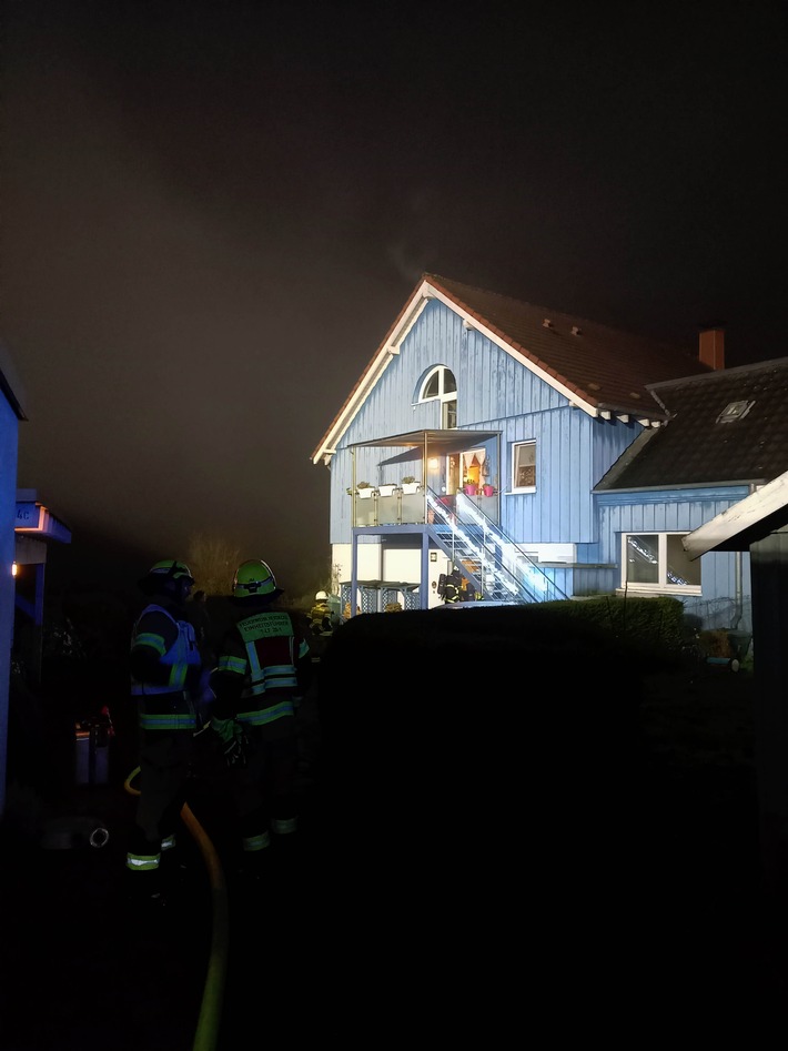 FW-EN: Wohnungsbrand "Auf dem Schnee" mit vier verletzten Personen - Weihnachtsbaum brannte in der Wohnung
