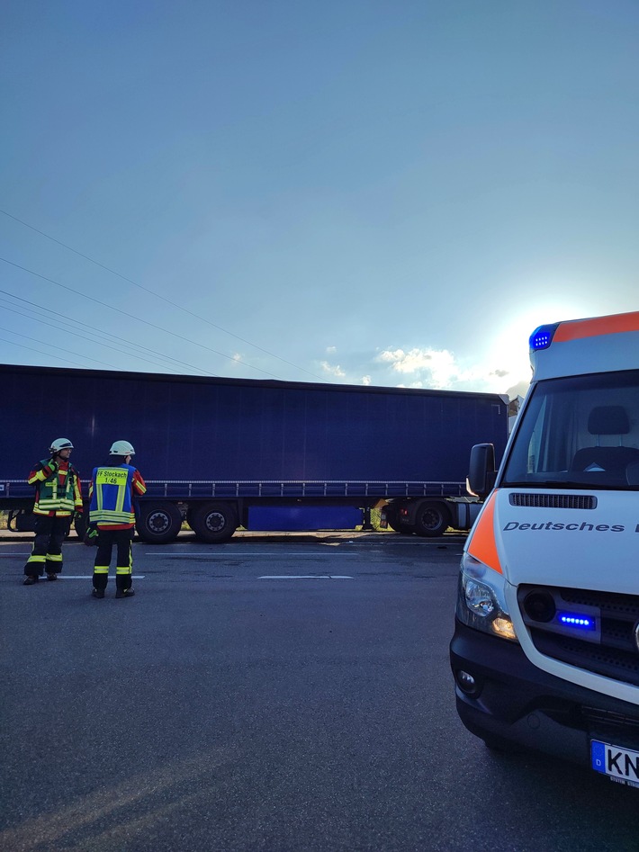 FW Stockach: Verkehrsunfall zwischen PKW und LKW