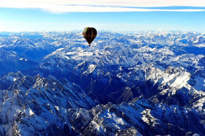 Über weiße Landschaften schweben: Österreichs internationale Ballonwoche in Zell am See-Kaprun - BILD