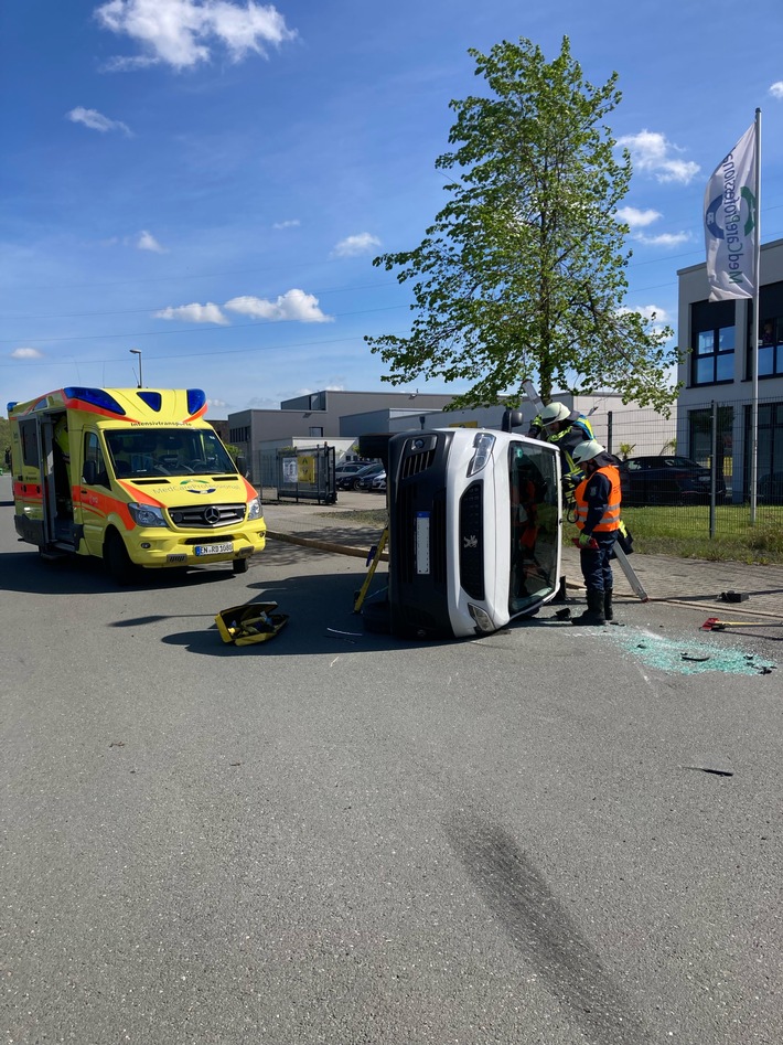 FW-EN: Verkehrsunfall mit zwei Verletzten & Gasgeruch im Wohngebäude - Zwei nahezu zeitgleiche Einsätze für die Hattinger Feuerwehr