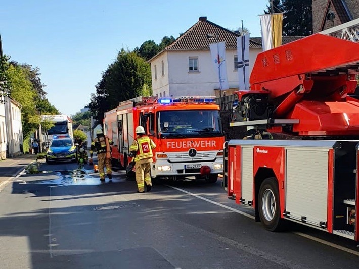 FW-GL: Feuer in Restaurantküche im Stadtteil Hebborn von Bergisch Gladbach
