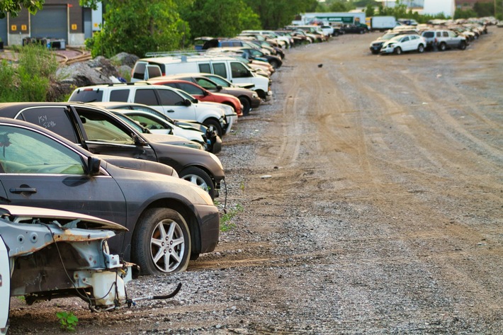 Altes Auto verkaufen: Wann lohnt sich der Verkauf und wann die Verschrottung?