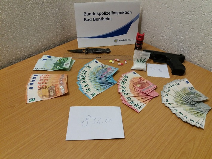 BPOL-BadBentheim: Mit Drogen und Waffen am Bahnhof erwischt