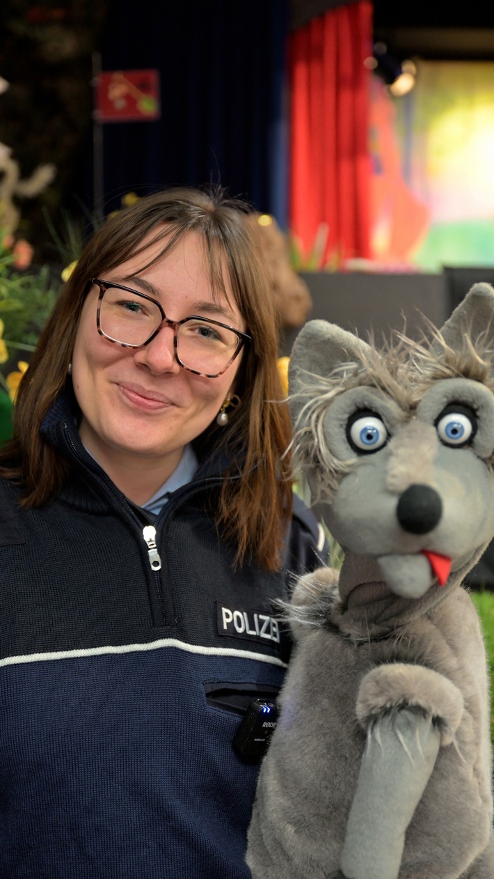 POL-BI: Polizei Bielefeld sucht Namen für neuen Wolf der Puppenbühne - Überraschungspaket zu gewinnen