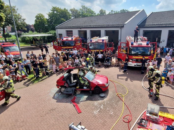 FW Hünxe: Brandschutztag der Feuerwehr in Hünxe lockte zahlreiche Besucher an