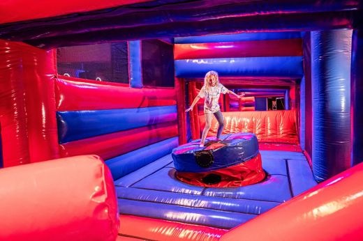 Fun Center Husum mit neuer Attraktion: deutschlandweit einzigartiger Jump Valley Airpark eröffnet