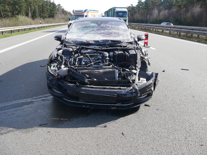 POL-ROW: ++ Autobahnpolizei sucht Zeugen nach Verkehrsunfall ++