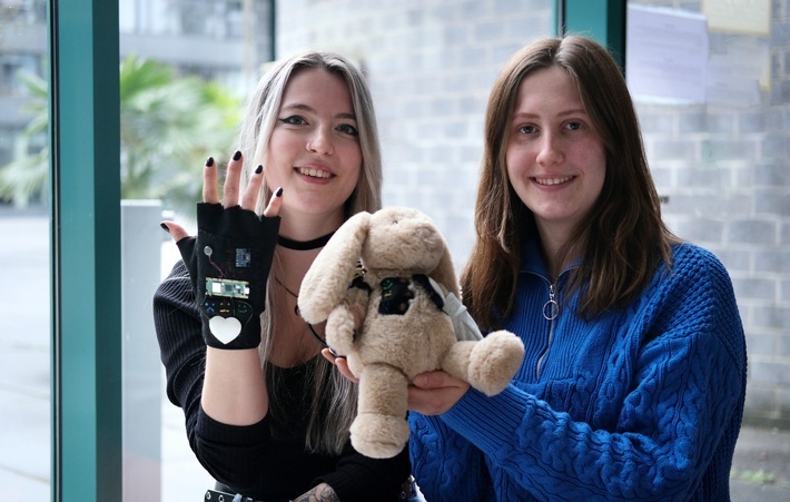 Sophie Kunz und Anna Calmbach nutzen ein Stofftier für den Kontakt mit kranken Kindern, die von ihren Eltern getrennt auf einer Isolierstation liegen. / Weiterer Text über ots und www.presseportal.de/nr/174301 / Die Verwendung dieses Bildes für redaktionelle Zwecke ist unter Beachtung aller mitgeteilten Nutzungsbedingungen zulässig und dann auch honorarfrei. Veröffentlichung ausschließlich mit Bildrechte-Hinweis.