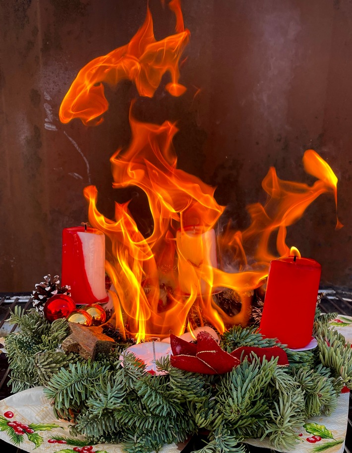 FW-E: Adventsgesteck geht in Flammen auf, Rauchmelder warnt Bewohnerin - keine Verletzten