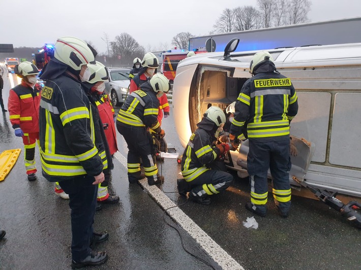 FW-EN: Kleintransporter verunfallt auf Autobahn Fahrer eingeklemmt