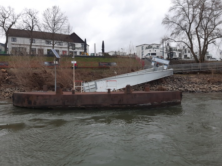 POL-ME: Tankmotorschiff kollidiert mit Steg - Duisburg/Monheim am Rhein - 2302002