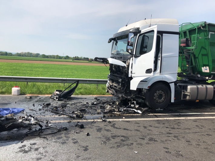 POL-MI: Auto prallt frontal gegen Sattelzug: Schwerer Unfall auf der B 482