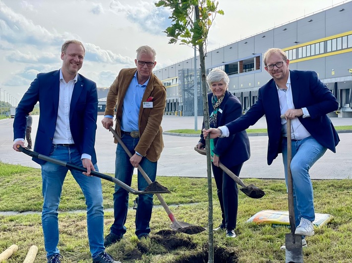 #Einheitsbuddeln – EDEKA Nord pflanzt Eiche am Eichhof und spendet 5.000 Bäume für den Klimaschutz