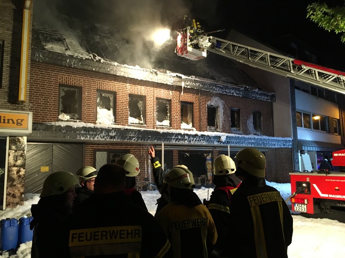 FF Goch: Großbrand in der Innenstadt: Feuerwehr verhindert Übergreifen der Flammen