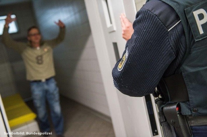 BPOL NRW: Bundespolizei nimmt Randalierer in Gewahrsam