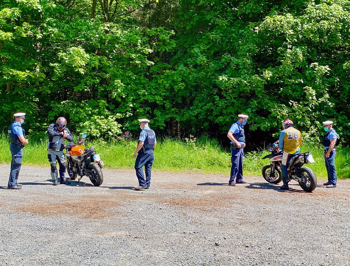 POL-WE: Motorradkontrollen am Vatertag: Präventionsgedanke im Fokus der Polizei