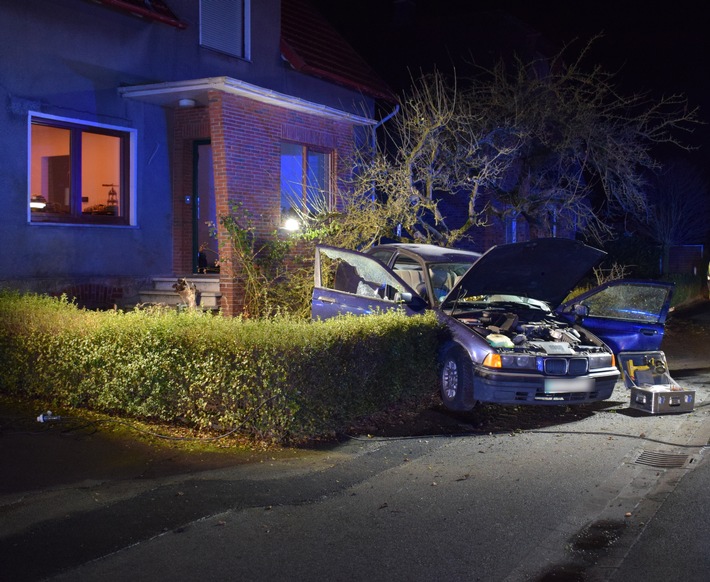 POL-HF: Glätteunfall - Auto prallt gegen Baum