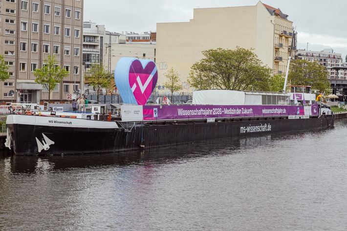 Das Ausstellungsschiff MS Wissenschaft ankert in Köln