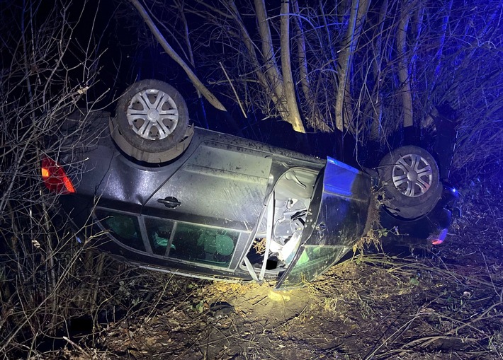 POL-MI: Auto kracht gegen Baum