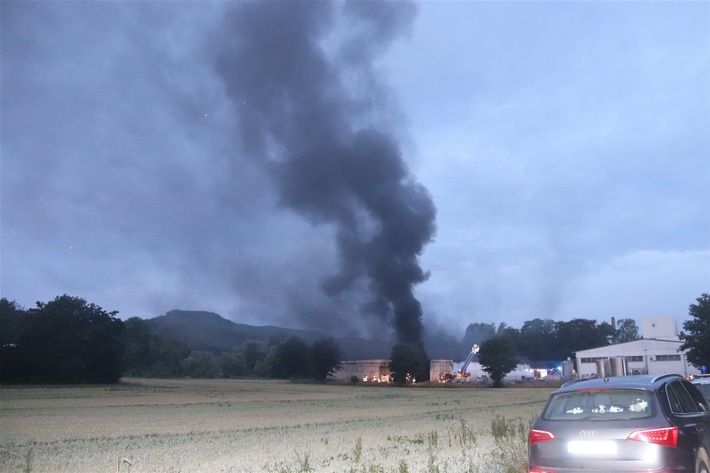 POL-HX: Lagerhalle eines Abschleppdienstes abgebrannt