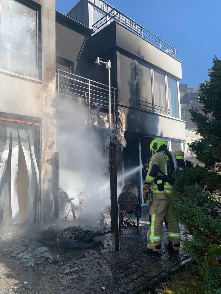FW-Stolberg: Wohnungsbrand  -  Menschenleben in Gefahr