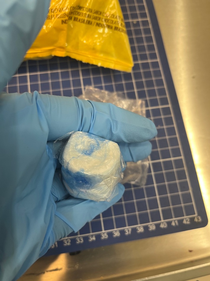 HZA-F: Zoll am Frankfurter Flughafen beschlagnahmt 3,2 Kilogramm Kokain - es war in Verpackungen von Süßigkeiten eingearbeitet