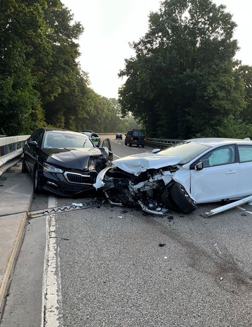 POL-PDPS: Verkehrsunfall - Frontalzusammenstoß zwischen zwei PKW