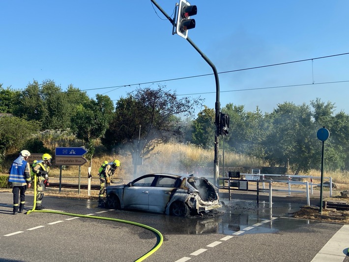 POL-PDNW: PKW-Brand - Ampelanlage und Fahrbahndecke beschädigt