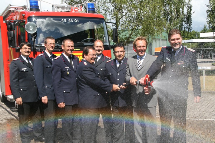 FW-LFVSH: Feuerwehr verleiht Förderschild &quot;Partner der Feuerwehr&quot; 
an die Stadtwerke Kiel AG