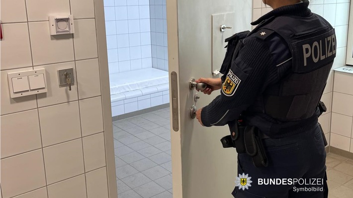 Bundespolizeidirektion München: Couragierte Zeugen halten Tatverdächtigen fest / Mann nach Gleissturz verletzt