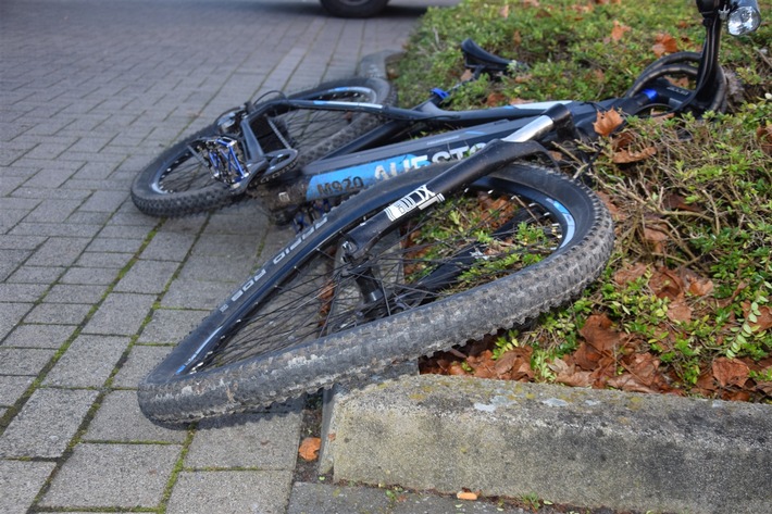 POL-HF: Zusammenstoß auf Parkplatz- Radfahrer verletzt