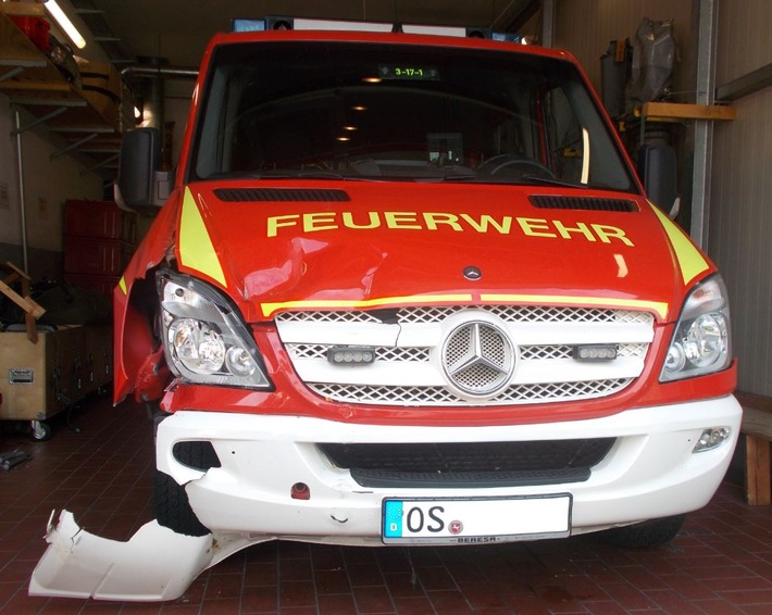 POL-OS: Osnabrück: Unfallflucht- Feuerwehrwagen stark beschädigt
