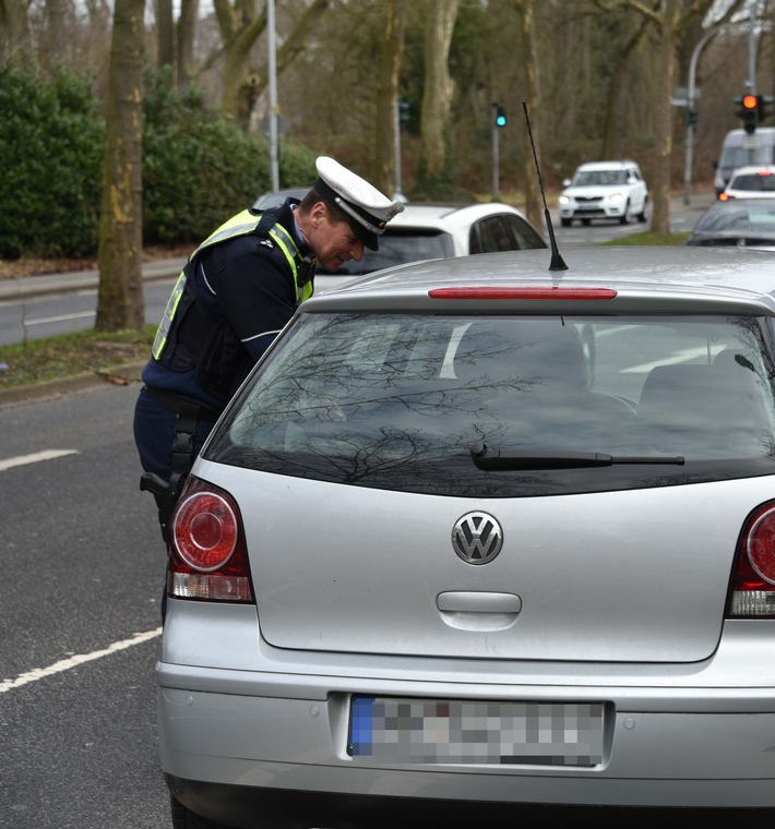 POL-E: Essen/Mülheim a.d. Ruhr: Nur kurz vom Handy ablenken lassen kann zu großen Gefahren im Straßenverkehr führen - Kontrollaktion der Polizei Essen und Mülheim an der Ruhr