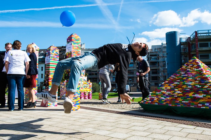 Farbenfroher "Freiräumer"-Tourabschluss in Düsseldorf / Sportjugend NRW mit über 50.000 unterschriebenen Spielbausteinen vor dem Landtag