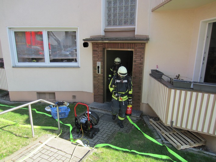 FW-MH: Zimmerbrand: Nachbarn verhindern Schlimmeres