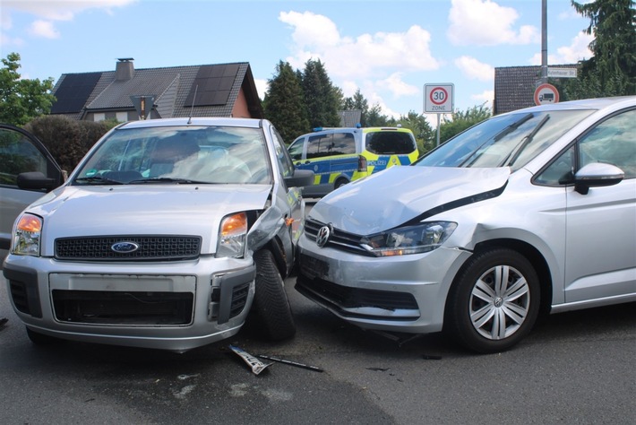 POL-MI: Crash im Einmündungsbereich - Zwei Verletzte