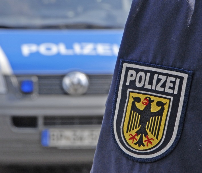 Bundespolizeidirektion München: Junge Frau mutmaßlich mit Messer bedroht / Couragiertes Einschreiten in gefährlicher Situation - Bundespolizei ermittelt