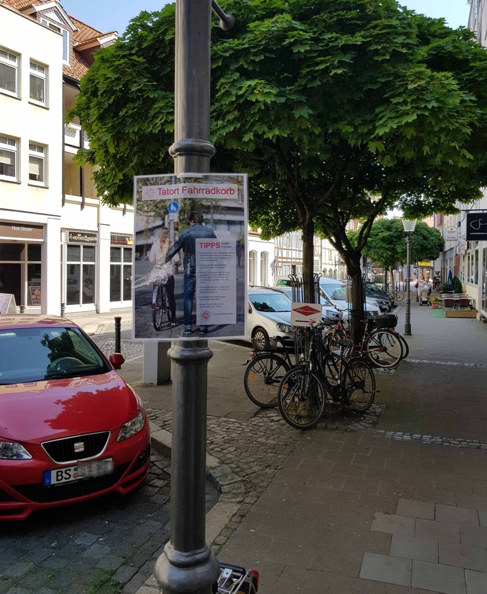 POL-BS: Plakataktion der Polizei Braunschweig soll vor Diebstählen aus Fahrradkörben warnen