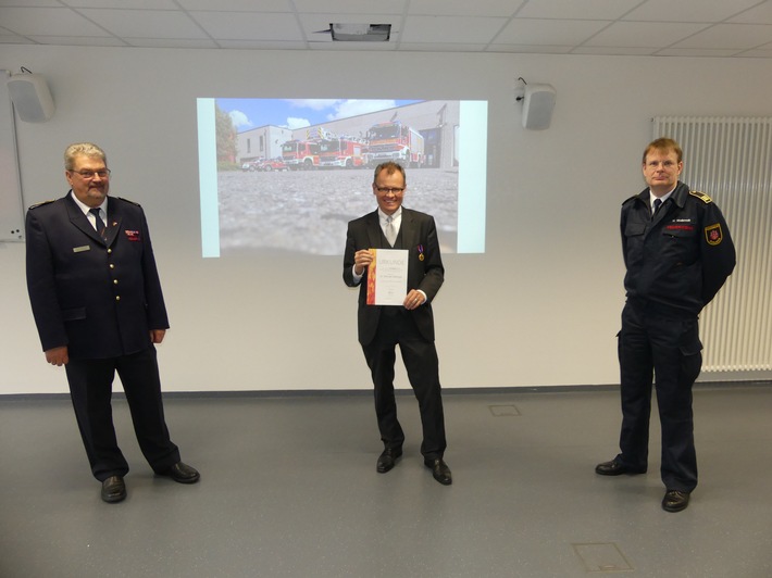 FW Dinslaken: Deutsche Feuerwehr-Ehrenmedaille für Dr. Michael Heidinger