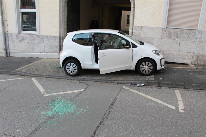 POL-HA: Auto kippt bei Unfall auf die Seite