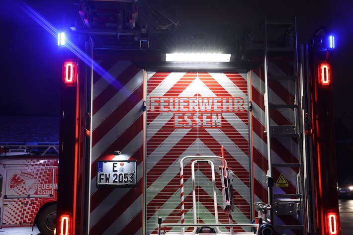 FW-E: Müllcontainer brennen auf Schulhof - Brand greift auf Schulgebäude über