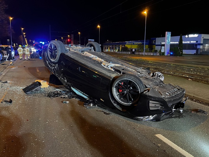 FW Hannover: Schwerer Verkehrsunfall in Hannover-Vinnhorst