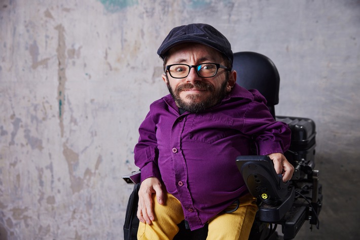 Raúl Krauthausen: "Wir verpassen eine Menge, wenn wir Menschen aussortieren" / Der Gründer, Buchautor, Podcaster und Talkshow-Moderator im Interview mit der "Apotheken Umschau"