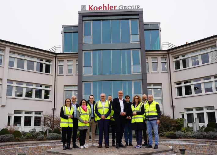 Abgeordnete des Europäischen Parlaments zu Besuch bei Koehler Paper:  Reduzierung von Plastik bei Verpackungen und hohe Energiepreise im Mittelpunkt der Gespräche