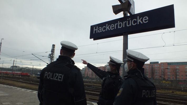 Bundespolizeidirektion München: Rangelei nach Fahrscheinkontrolle / Fahrgast wird handgreiflich und flüchtet anschließend