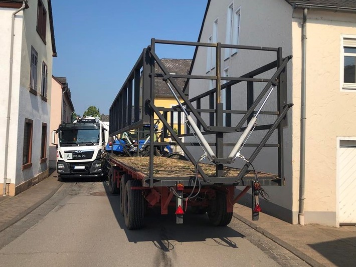 POL-PDWIL: Verkehrsunfall zwischen landwirtschaftlichem Fahrzeuggespann und Lkw mit hohem Sachschaden