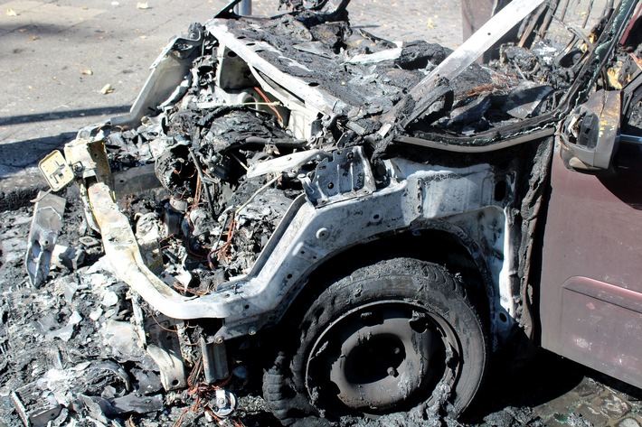 POL-GE: Zwei Autos ausgebrannt