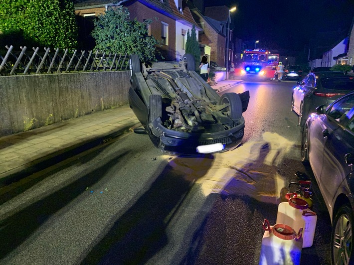 FW-Stolberg: Auto überschlägt sich in Wohngebiet