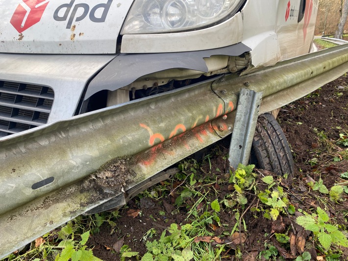 POL-PDTR: Betrunkener Paketzusteller verursacht Unfall