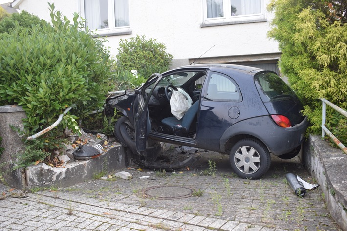 POL-HF: Leichtverletzer bei Verkehrsunfall - Fahren ohne Fahrerlaubnis